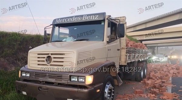 Caminhão tijolos colisão em itu