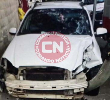 Carro colide em poste pq ecologico