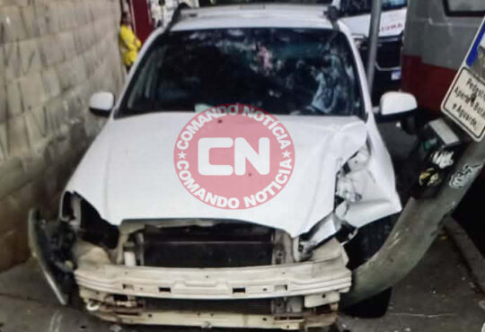 Carro colide em poste pq ecologico