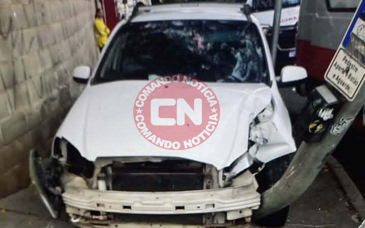 Carro colide em poste pq ecologico