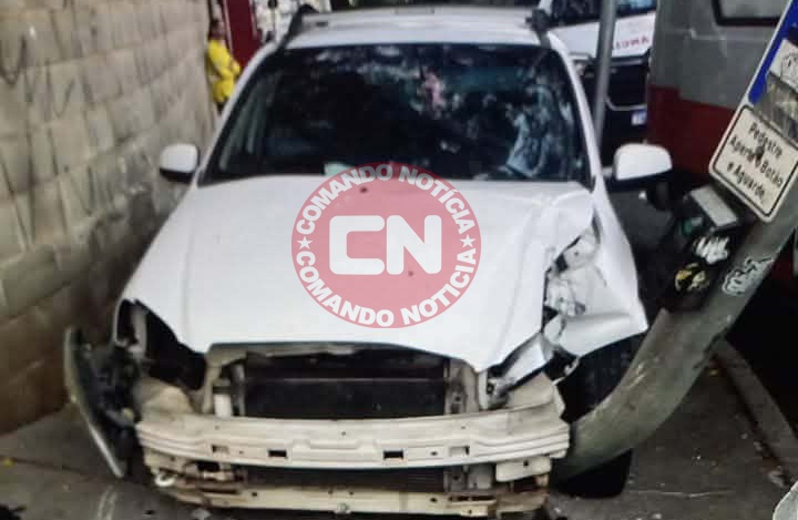 Carro colide em poste pq ecologico