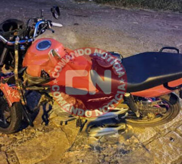 Jovem bate moto em saveiro no videira
