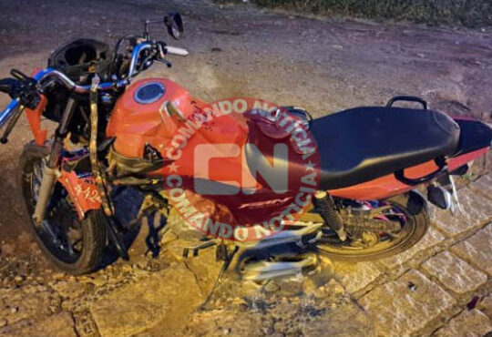 Jovem bate moto em saveiro no videira
