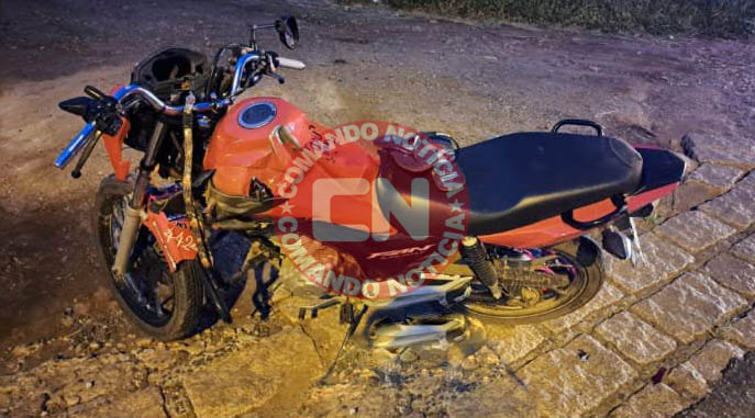Jovem bate moto em saveiro no videira
