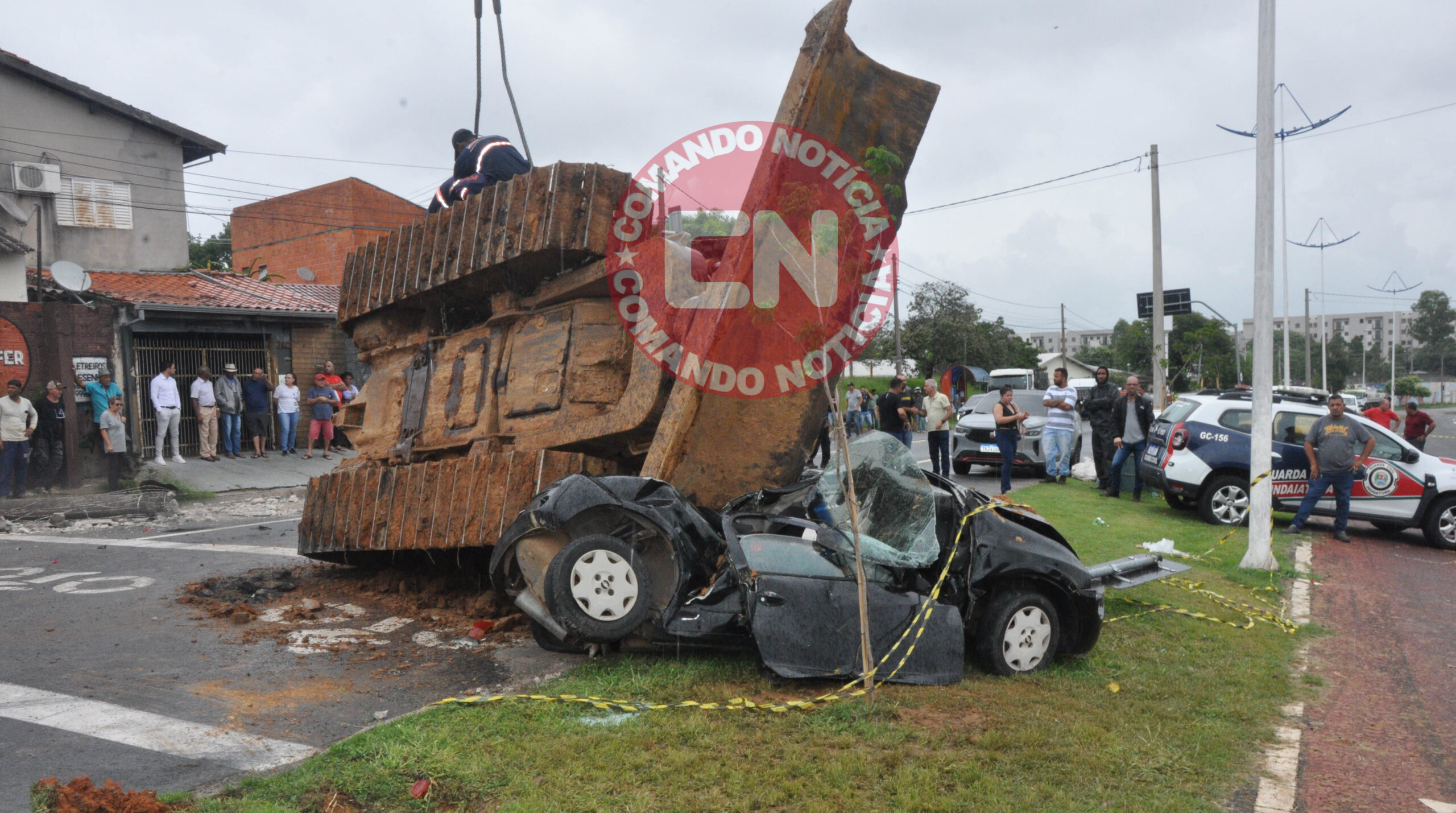 Maquina cai em carro e mata homem