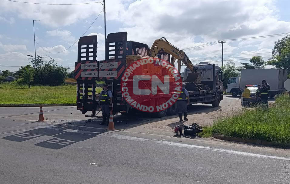 Moto e carreta de trator em salto