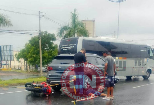 Motociclista fica ferido ao bater em carro campo bonito