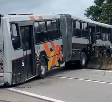 Onibus bate em mureta em rodovia de cabreuva