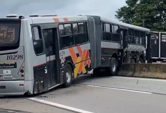 Onibus bate em mureta em rodovia de cabreuva