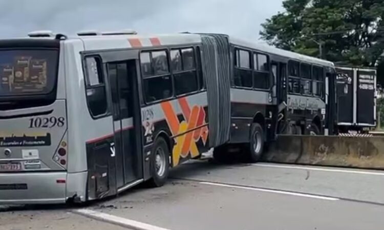 Onibus bate em mureta em rodovia de cabreuva