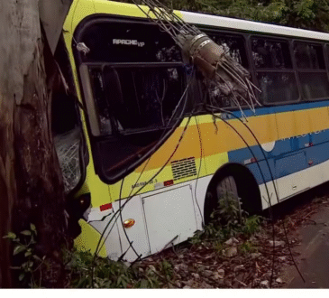 Onibus escolar bate em poste em valinhos