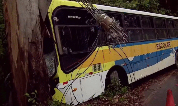 Onibus escolar bate em poste em valinhos
