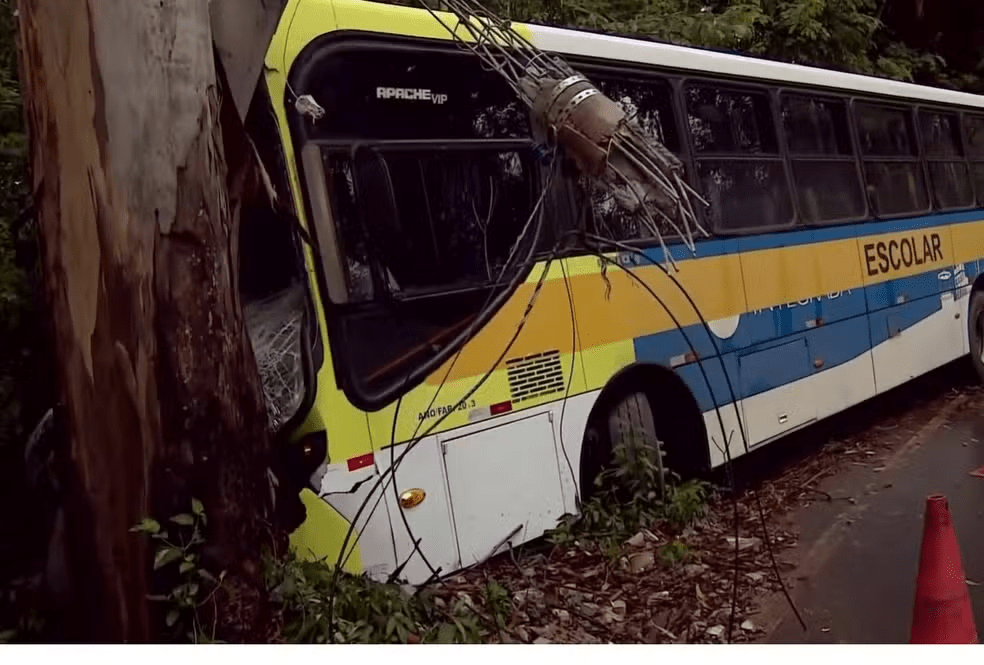 Onibus escolar bate em poste em valinhos