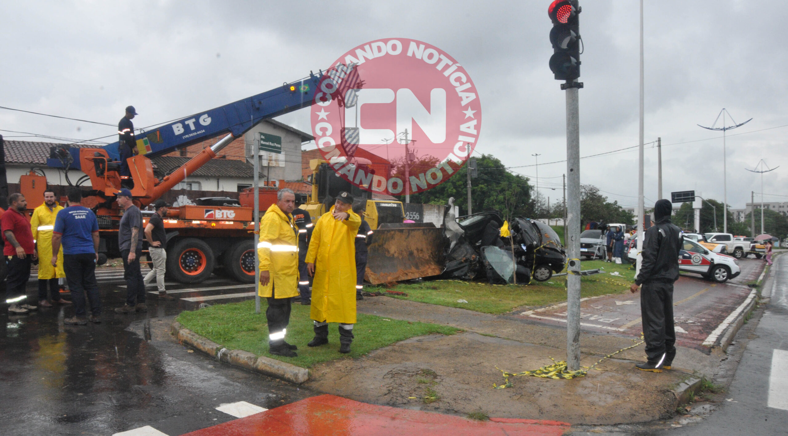 Trator cai em carro e mata homem 2