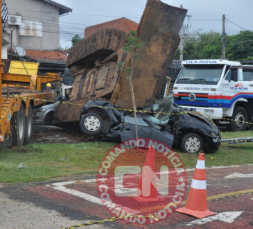 Trator cai em carro e mata homem 4