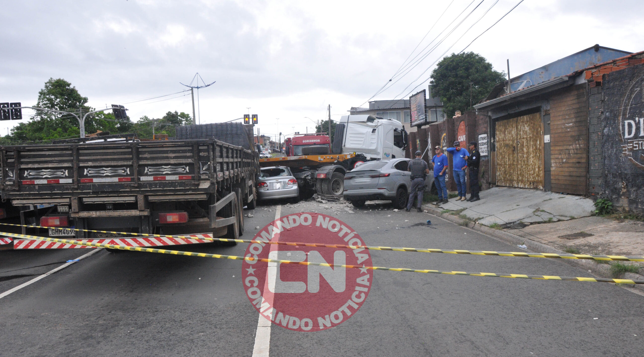 Trator cai em carro e mata homem