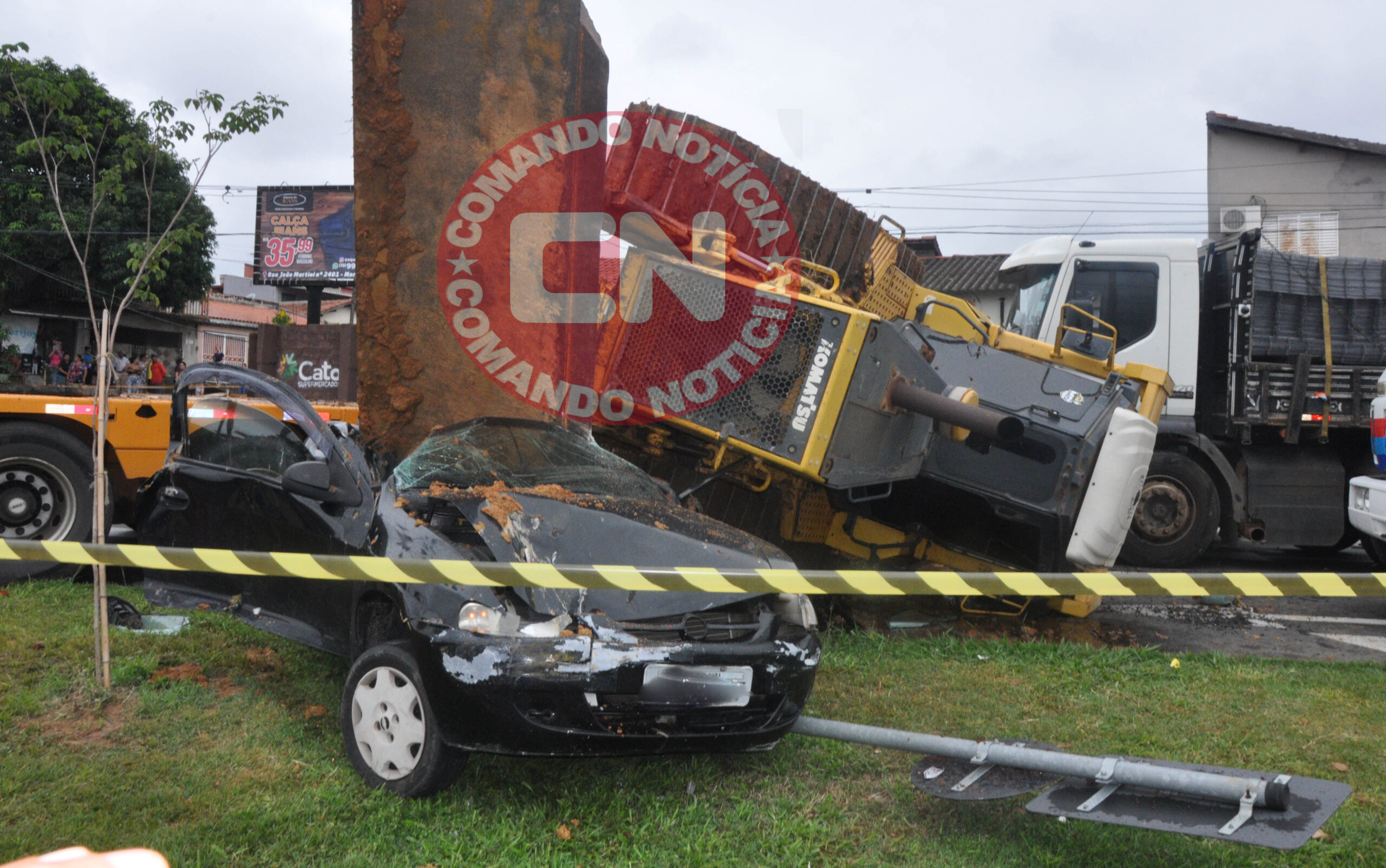 Trator cai em cima de carro e mata homem