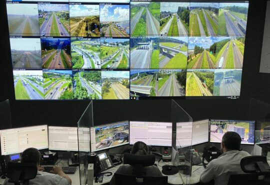 A central de controle operacional da via colinas, local onde a equipe recebe as informações sobre as ocorrências que passam a ser inseridas o aplicativo waze