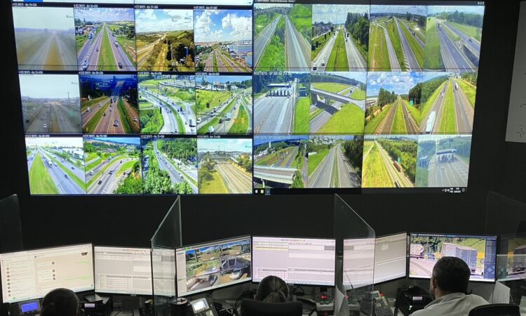 A central de controle operacional da via colinas, local onde a equipe recebe as informações sobre as ocorrências que passam a ser inseridas o aplicativo waze