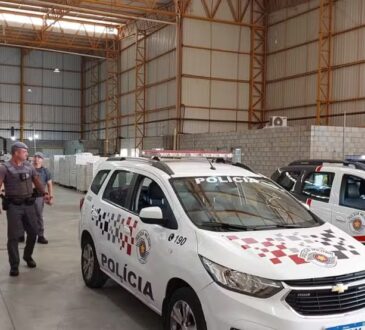 ApreensÂo 16 toneladas cigarros em salto