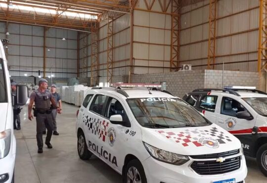 ApreensÂo 16 toneladas cigarros em salto