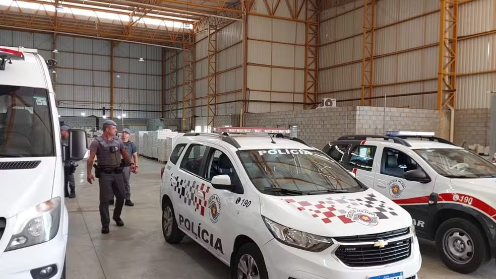 ApreensÂo 16 toneladas cigarros em salto