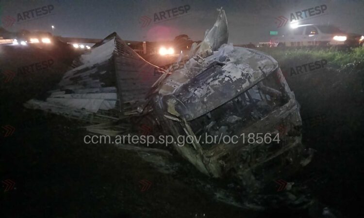 Carreta pega fogo em sumare