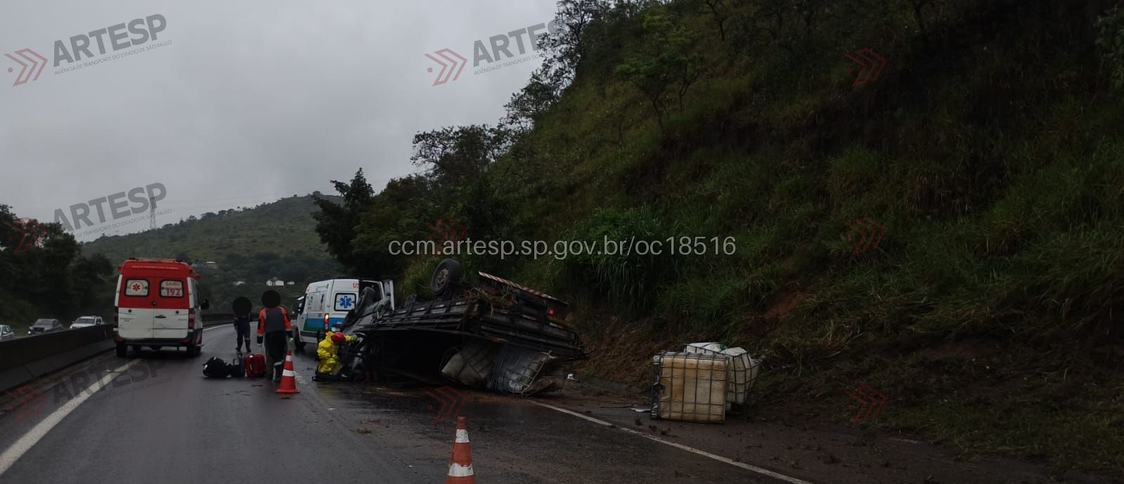 Caminhão capota em valinhos 1
