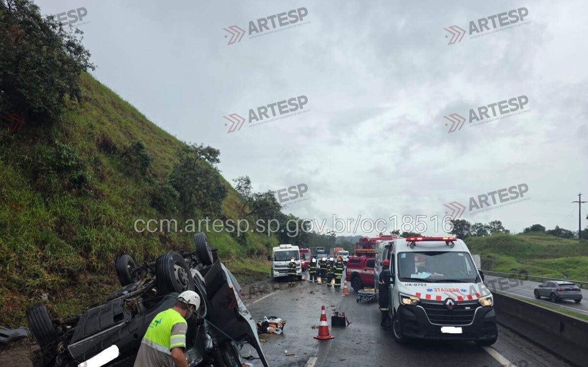 Caminhão capota em valinhos