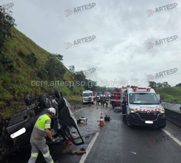 Caminhão capota em valinhos