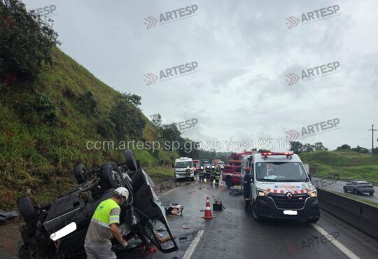 Caminhão capota em valinhos