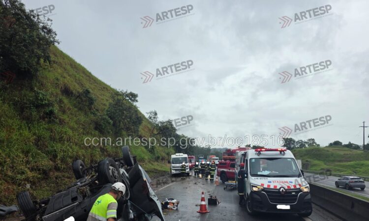 Caminhão capota em valinhos