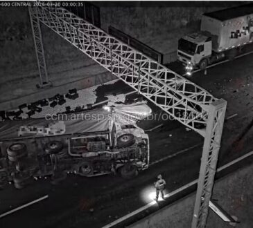 Caminhão laranja tomba em rodovia de jundiaí