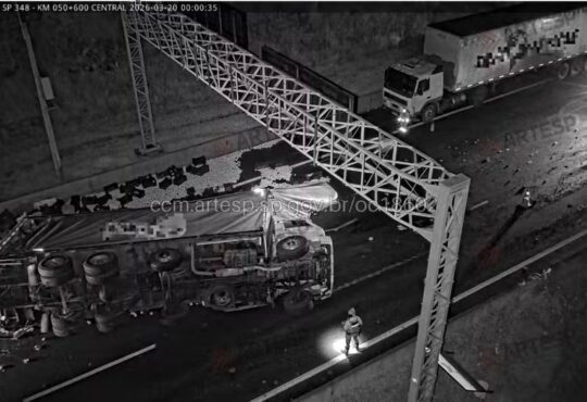 Caminhão laranja tomba em rodovia de jundiaí