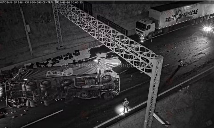 Caminhão laranja tomba em rodovia de jundiaí
