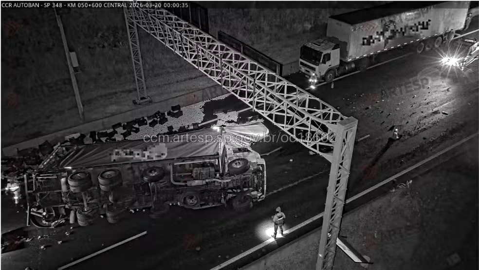 Caminhão laranja tomba em rodovia de jundiaí