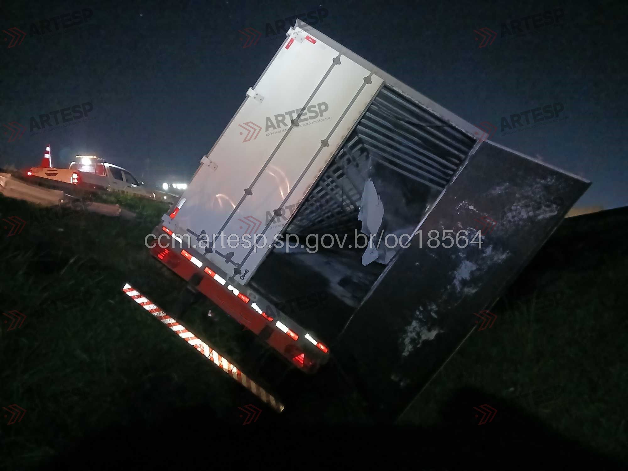 Caminhão pega fogo em rodovia de sumaré