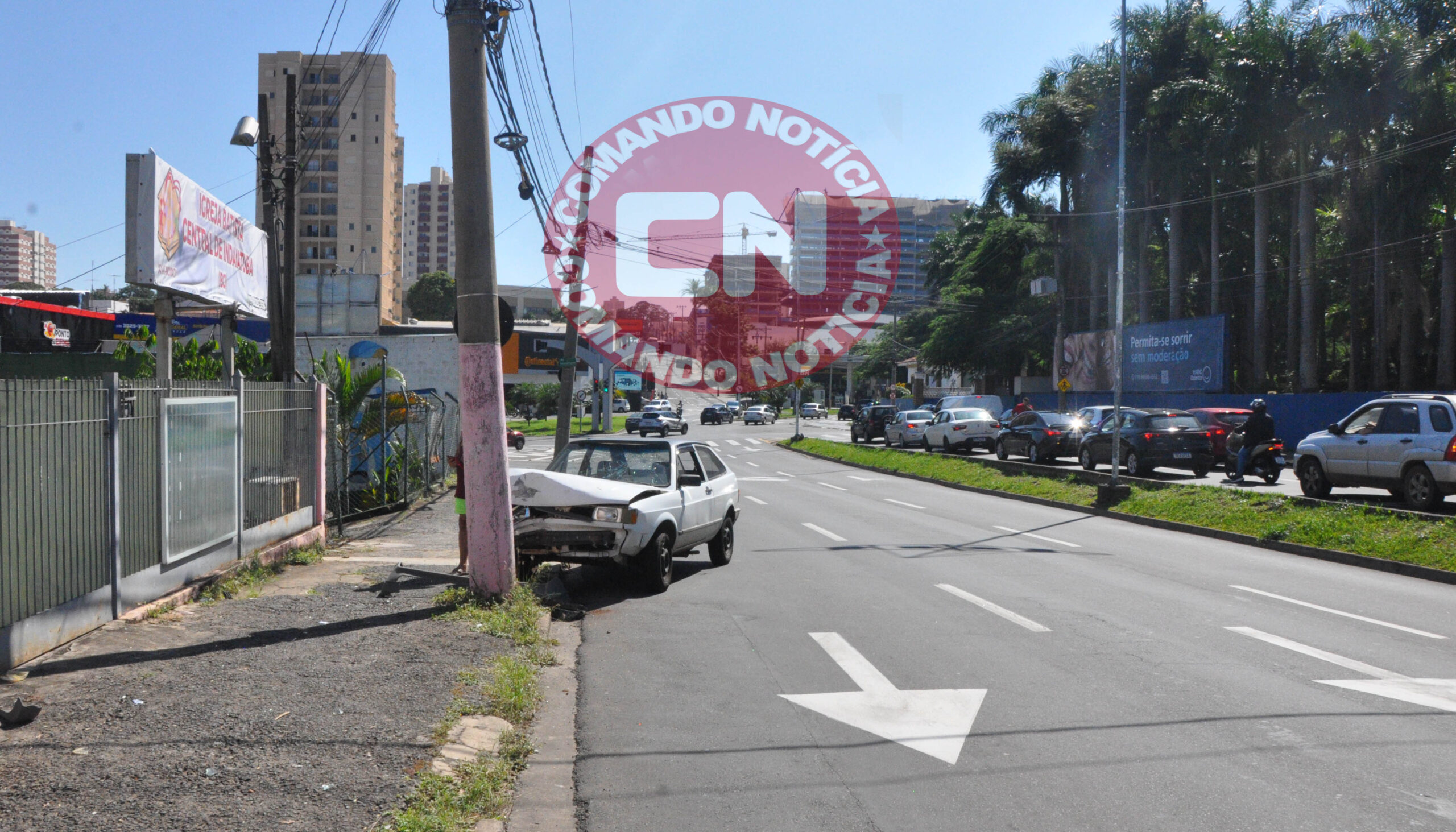 Gol colide em poste 1