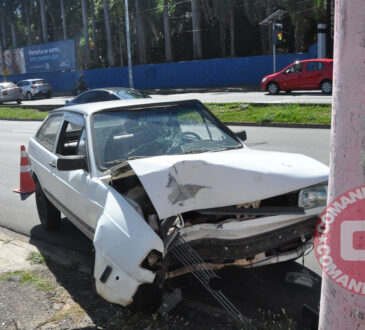 Gol colide em poste 2