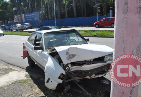 Gol colide em poste 2