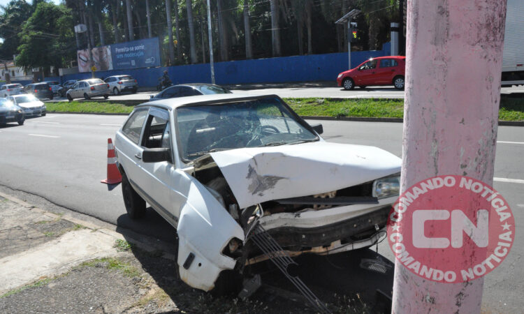 Gol colide em poste 2