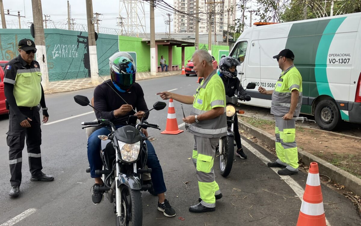 Além de serem orientados sobreos riscos do trânsito, os motociclistas recebem uma antena de proteção contra o cerol