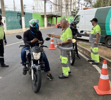 Além de serem orientados sobreos riscos do trânsito, os motociclistas recebem uma antena de proteção contra o cerol