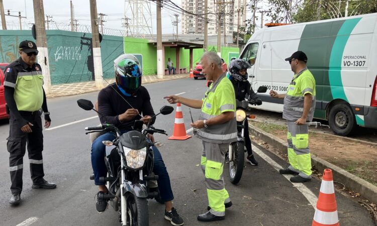 Além de serem orientados sobreos riscos do trânsito, os motociclistas recebem uma antena de proteção contra o cerol