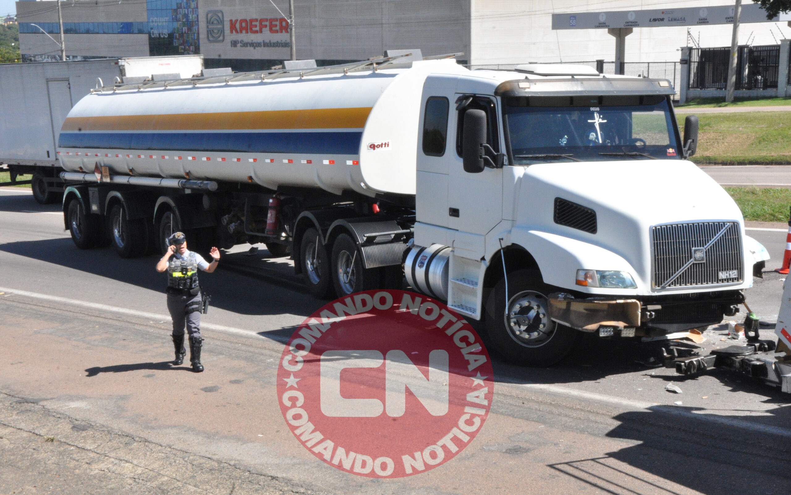 CaÇamba se solta na sp 75 6