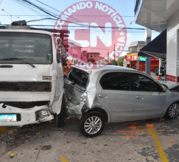 CaminhÃo colide em poste drogal 1