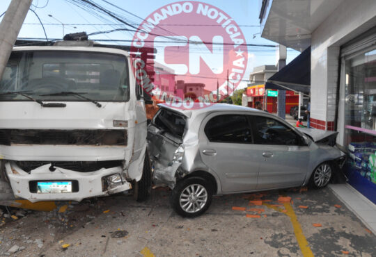 CaminhÃo colide em poste drogal 1