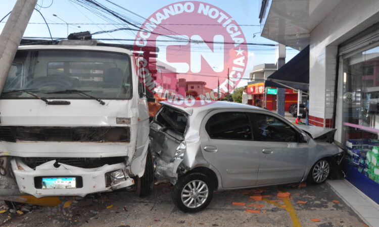 CaminhÃo colide em poste drogal 1