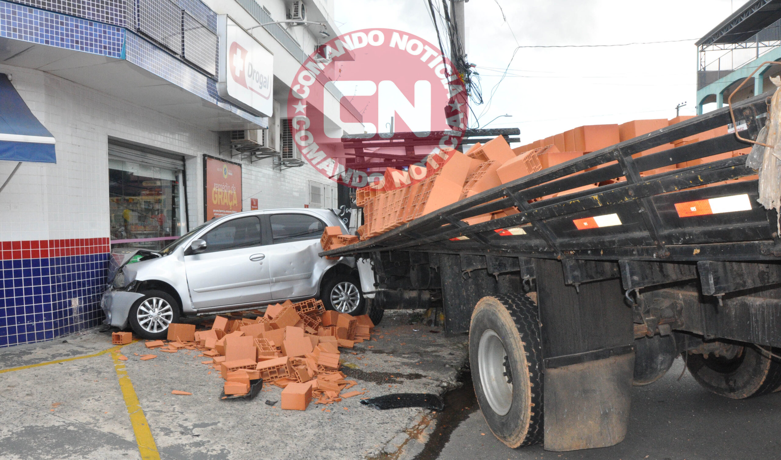 CaminhÃo colide em poste drogal 2