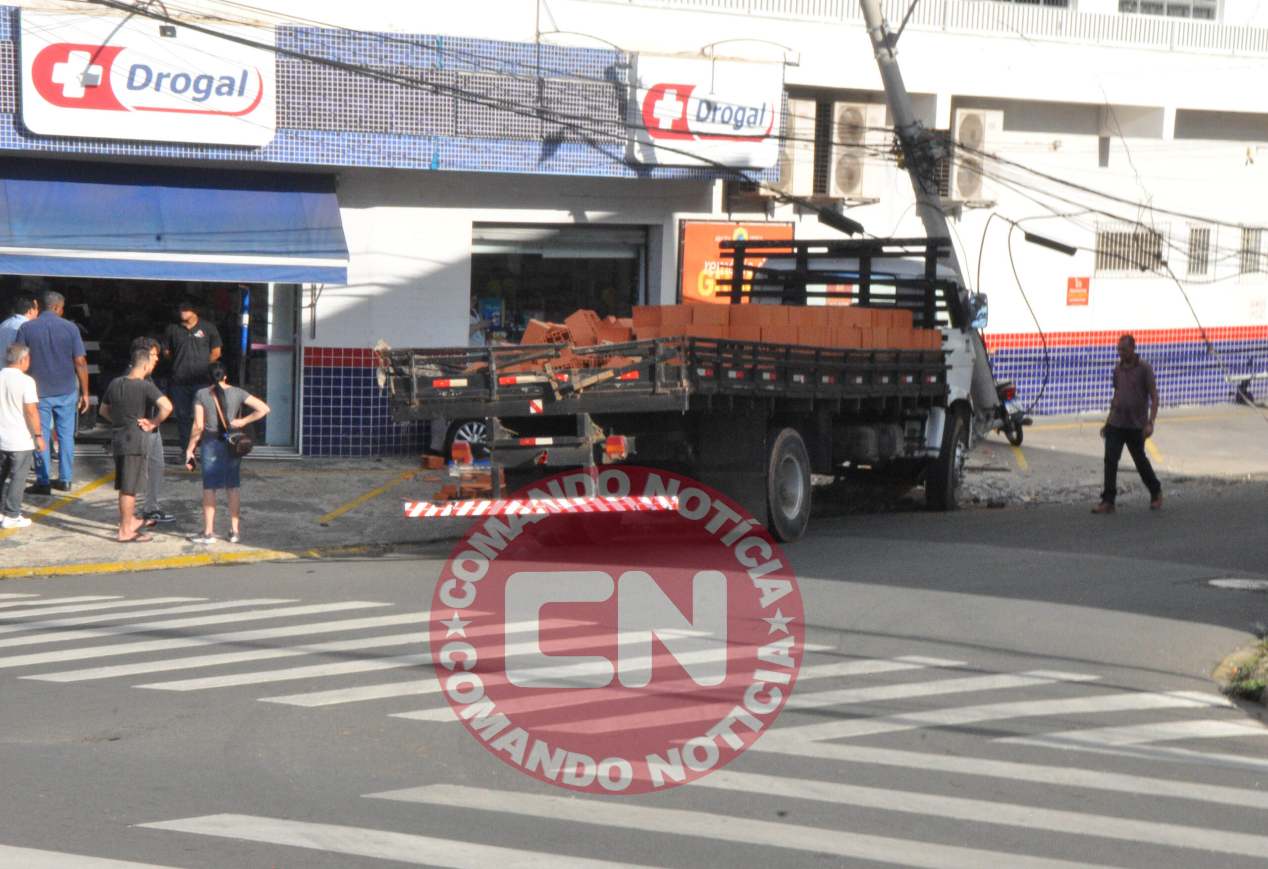 CaminhÃo colide em poste drogal